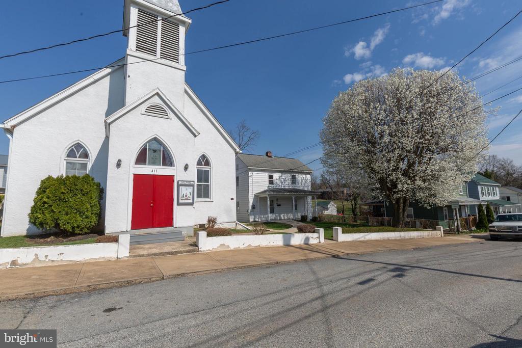 413 S Lawrence St in Charles Town, WV - Building Photo