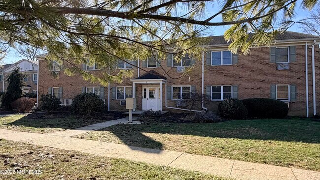 4 Windsor Terrace in Freehold, NJ - Foto de edificio - Building Photo