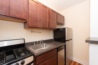 821 W Diversey Pkwy in Chicago, IL - Building Photo - Building Photo