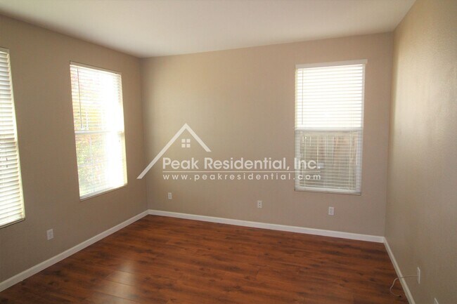 2082 Fenmore Way in Sacramento, CA - Building Photo - Building Photo