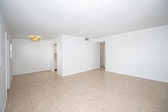 402 Lake Shore Dr, Unit 103 in Lake Park, FL - Building Photo - Building Photo