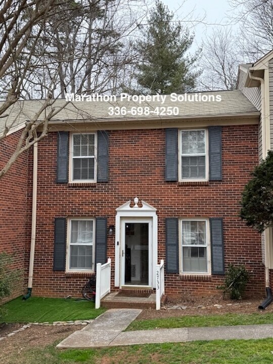 2733 Crosswinds Dr in Winston-Salem, NC - Foto de edificio