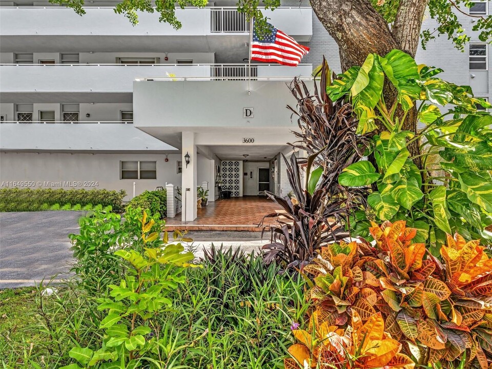 3600 NE 170th St in North Miami Beach, FL - Building Photo