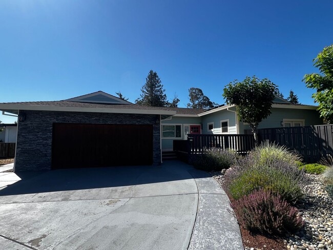 129 Alma Ave in Rohnert Park, CA - Building Photo - Building Photo