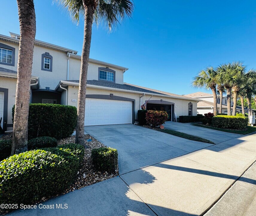 121 Majestic Bay Ave in Cape Canaveral, FL - Building Photo