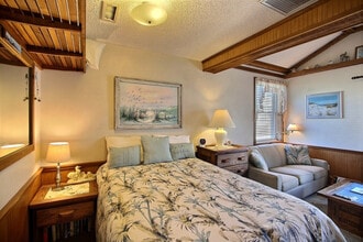 56821 North Carolina Hwy 12 in Hatteras, NC - Foto de edificio - Building Photo