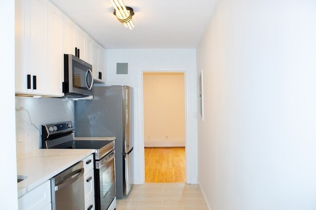 33 Hammond Pond Pkwy, Unit 2 in Newton, MA - Building Photo - Building Photo