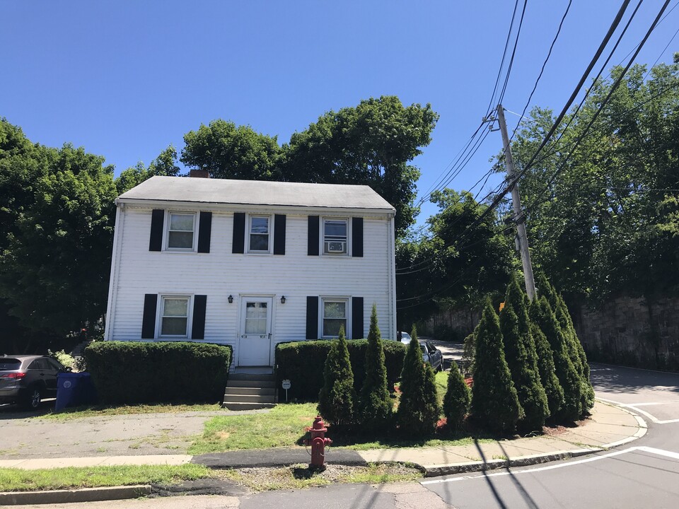 926 Chestnut St, Unit 2FL in Waban, MA - Building Photo