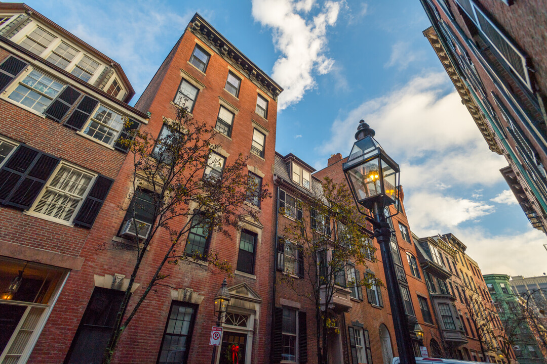 87 Myrtle St, Unit 6 in Boston, MA - Foto de edificio