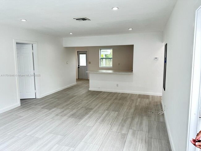 708 SW 6th St in Hallandale Beach, FL - Building Photo - Building Photo