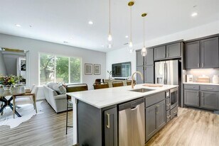 2804 S 1st St in Austin, TX - Building Photo