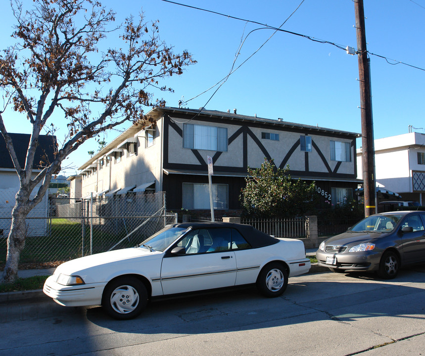 10852 Blix St in North Hollywood, CA - Foto de edificio