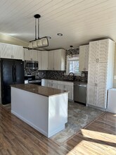 17634 Meadow Creek Dr in Anchorage, AK - Foto de edificio - Building Photo