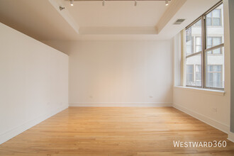 212 W Washington St in Chicago, IL - Building Photo - Building Photo