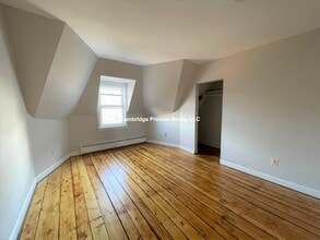 14 Chestnut St, Unit 4 in Malden, MA - Foto de edificio - Building Photo