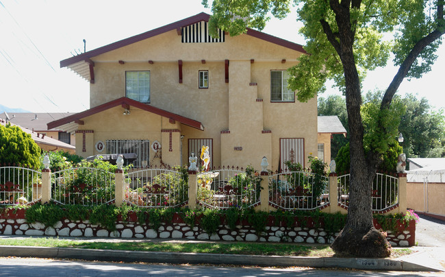 1390 Los Robles Ave in Pasadena, CA - Foto de edificio - Building Photo