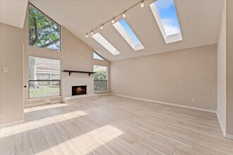 11530 Ella Lee Dr in Houston, TX - Building Photo - Building Photo