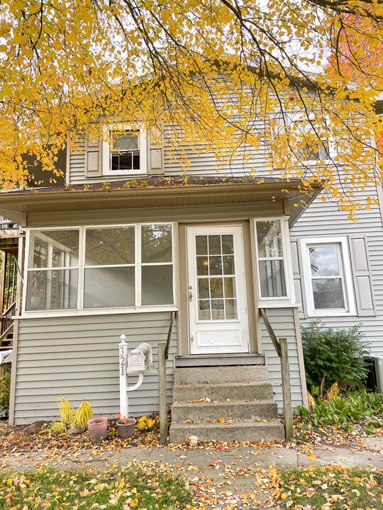 321 Adolph St, Unit Apt 1 in Rockford, MI - Building Photo