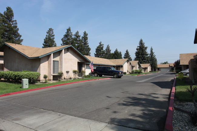 Shadow Glen Apartments in Modesto, CA - Building Photo - Building Photo