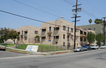 La Reina Apartments in Los Angeles, CA - Building Photo - Building Photo