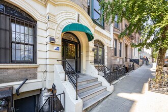 526 W 123rd St in New York, NY - Foto de edificio - Building Photo