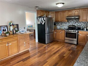65 Bainton Rd in West Hartford, CT - Building Photo - Building Photo