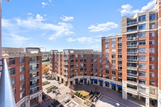 3650 S Glebe Rd, Unit 742 in Arlington, VA - Foto de edificio - Building Photo