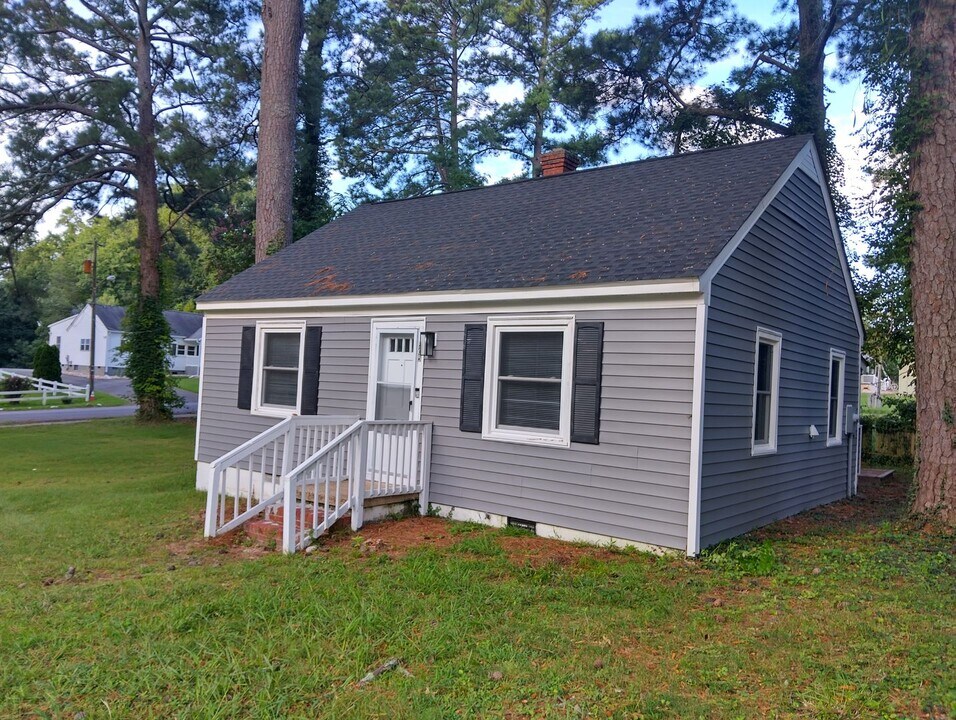 505 Burbank St in Williamsburg, VA - Foto de edificio