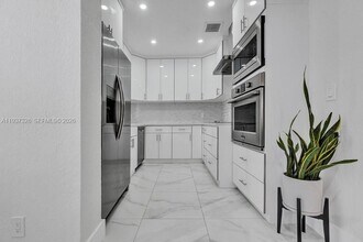 6470 SW 27th St in Miami, FL - Foto de edificio - Building Photo