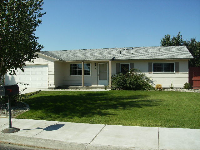 1826 S Monroe St in Moses Lake, WA - Building Photo