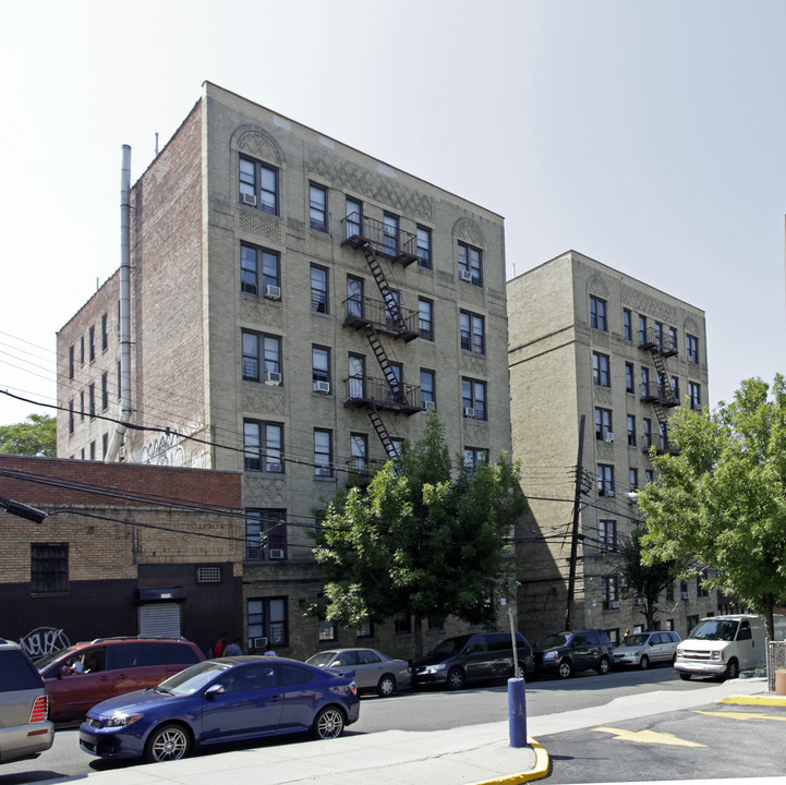 680 E 235th St in Bronx, NY - Building Photo