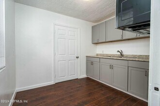 2221 Commonwealth Ave in Jacksonville, FL - Foto de edificio - Building Photo