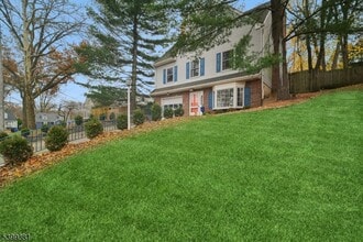 17 Edison Dr in Summit, NJ - Building Photo - Building Photo