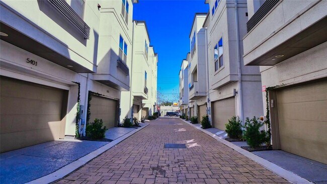 413 T C Jester Blvd in Houston, TX - Building Photo - Building Photo