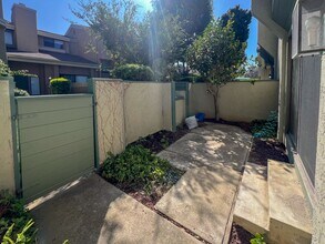 3258 Caminito Eastbluff in San Diego, CA - Building Photo - Building Photo