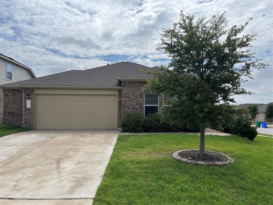 21601 Gallus Dr in Pflugerville, TX - Building Photo