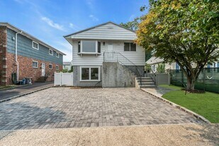 69 Edgewood Rd in Port Washington, NY - Building Photo
