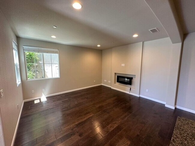 625 Montage Cir in East Palo Alto, CA - Building Photo - Building Photo