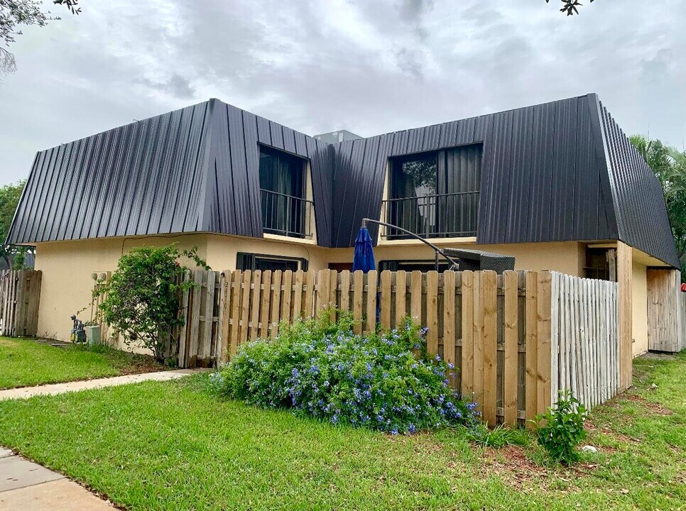 2470 Waterside Dr in Lake Worth Beach, FL - Building Photo