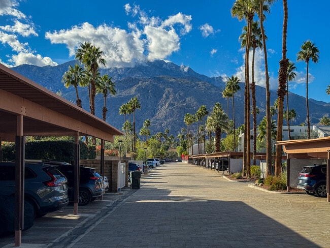 3155 E Ramon Rd, Unit 703 in Palm Springs, CA - Foto de edificio - Building Photo