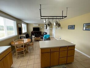 183 W Anderson Rd, Unit 183 B in Sequim, WA - Foto de edificio - Building Photo