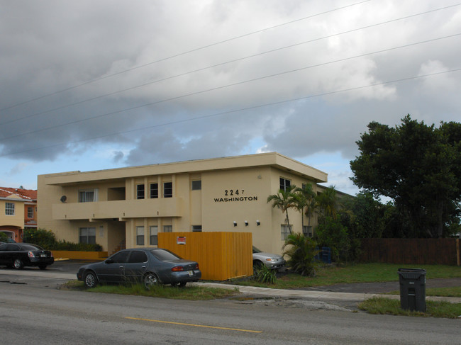 2247 Washington St in Hollywood, FL - Building Photo - Building Photo