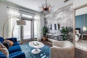 The Crosby at the Brickyard Apartment Homes in Farmers Branch, TX - Foto de edificio - Building Photo