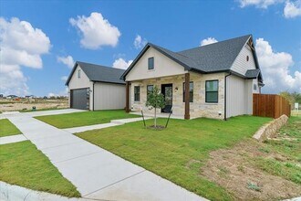 500 Highview Ct in Godley, TX - Building Photo - Building Photo