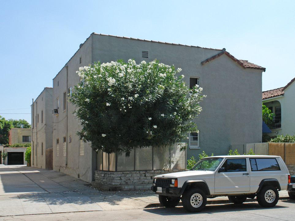 832 N Sweetzer Ave in West Hollywood, CA - Building Photo