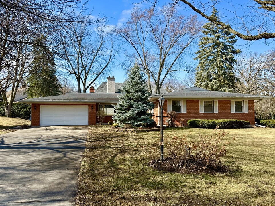 21 Regent Dr in Oak Brook, IL - Building Photo