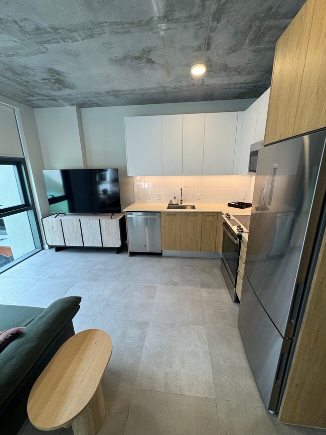 166 NW 30th St, Unit S2 in Miami, FL - Building Photo - Building Photo