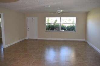 1652 SE Floresta Dr in Port St. Lucie, FL - Building Photo - Building Photo