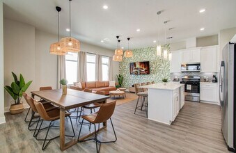 8320 Curry Rd in Houston, TX - Foto de edificio - Building Photo