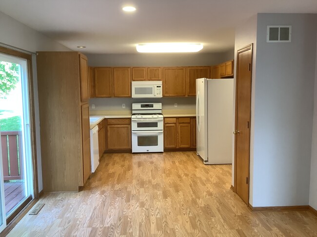 1057 Kennedy Dr in Hartford, WI - Building Photo - Building Photo